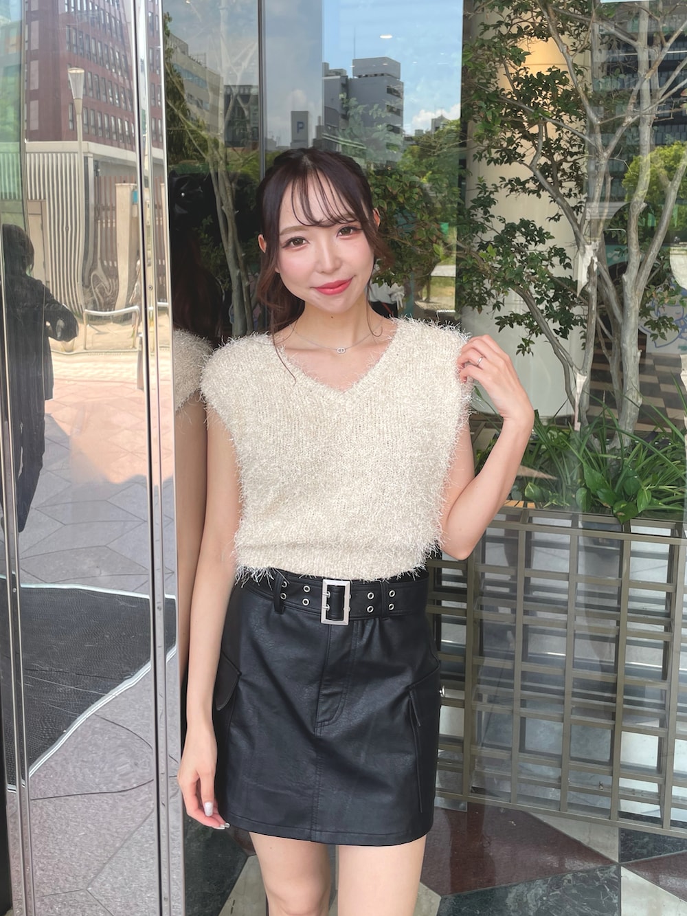 ホワイト系のニット/セーター、ブラック系のスカートを着用したレディースの夏コーディネートの2枚目の写真