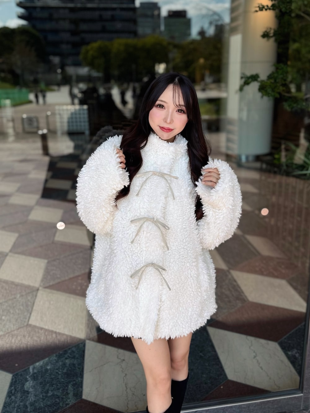 ホワイト系のブルゾンを着用したレディースの秋コーディネートの5枚目の写真