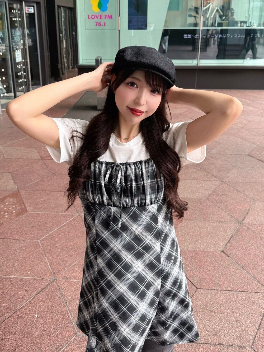 ブラック系のワンピース、グレー系のデニムパンツ、ホワイト系のTシャツ/カットソーを着用したレディースの夏コーディネートの2枚目の写真