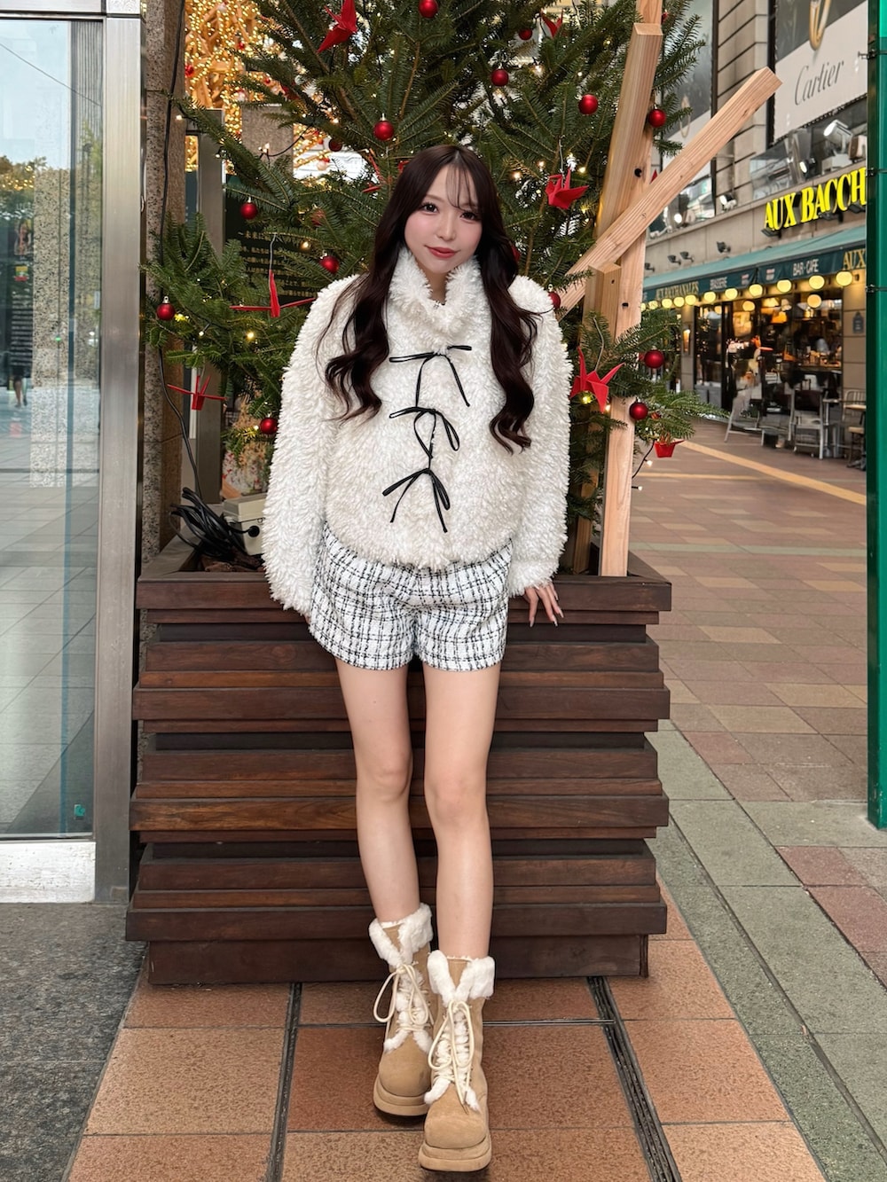 ホワイト系のブルゾン、ホワイト系のその他パンツを着用したレディースの秋コーディネートの2枚目の写真