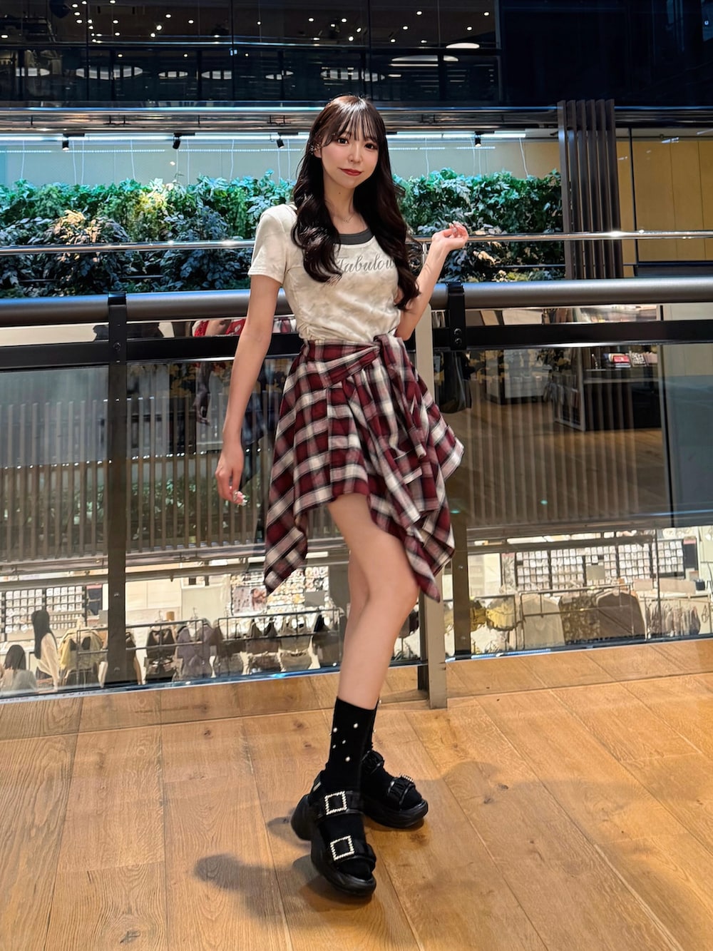 ホワイト系のTシャツ/カットソー、レッド系のスカート、ブラック系のサンダルを着用したレディースの夏コーディネートの4枚目の写真