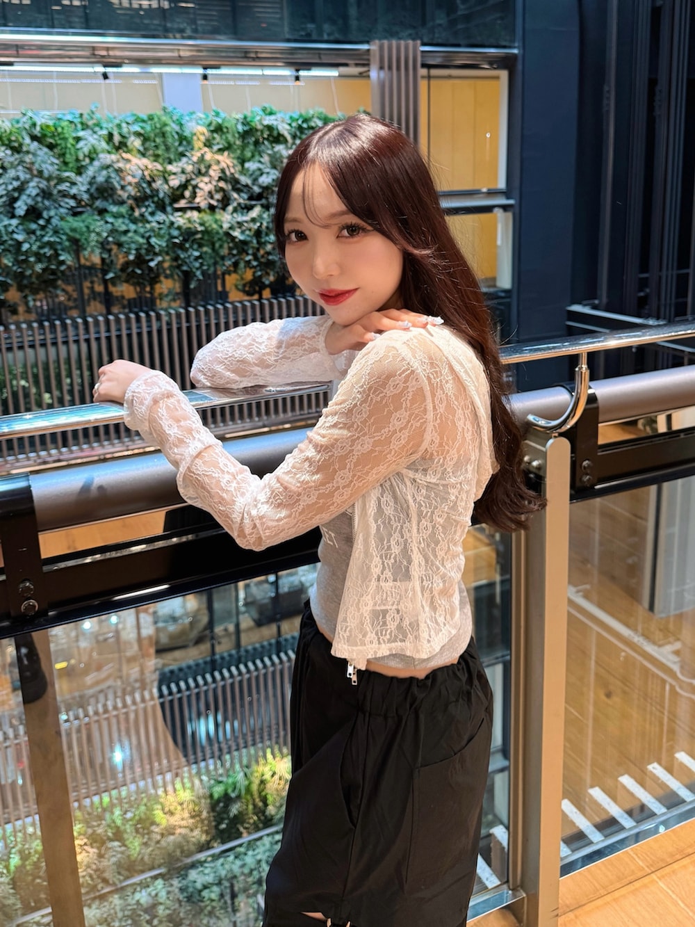 ホワイト系のパーカー、ブラック系のカーゴパンツ、グレー系のTシャツ/カットソーを着用したレディースの夏コーディネートの5枚目の写真