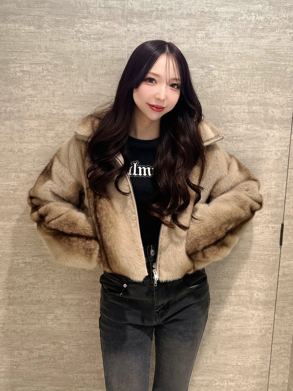 ベージュ系のその他アウター、ブラック系のTシャツ/カットソーを着用したレディースの秋コーディネートの5枚目の写真