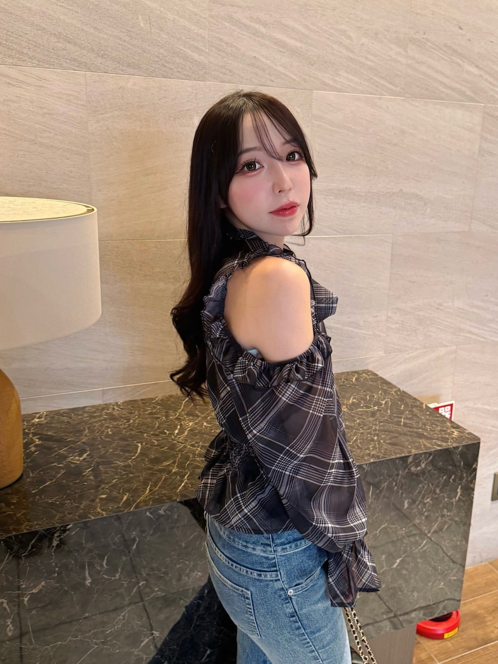 ブラック系のショルダーバッグ、ブラック系のシャツ/ブラウスを着用したレディースの秋コーディネートの4枚目の写真