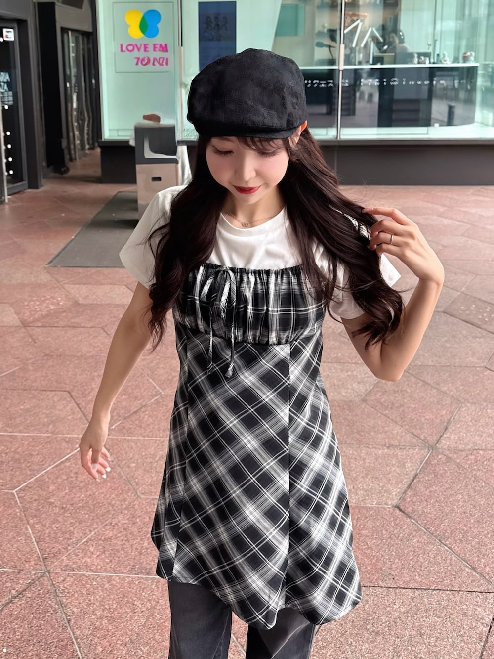 ブラック系のワンピース、グレー系のデニムパンツ、ホワイト系のTシャツ/カットソーを着用したレディースの夏コーディネートの4枚目の写真