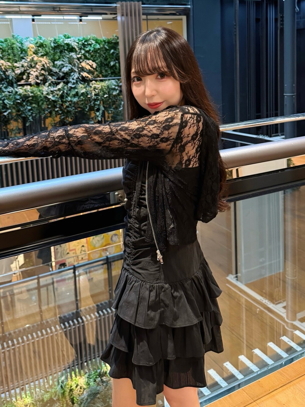 ブラック系のパーカー、ブラック系のワンピースを着用したレディースの夏コーディネートの4枚目の写真