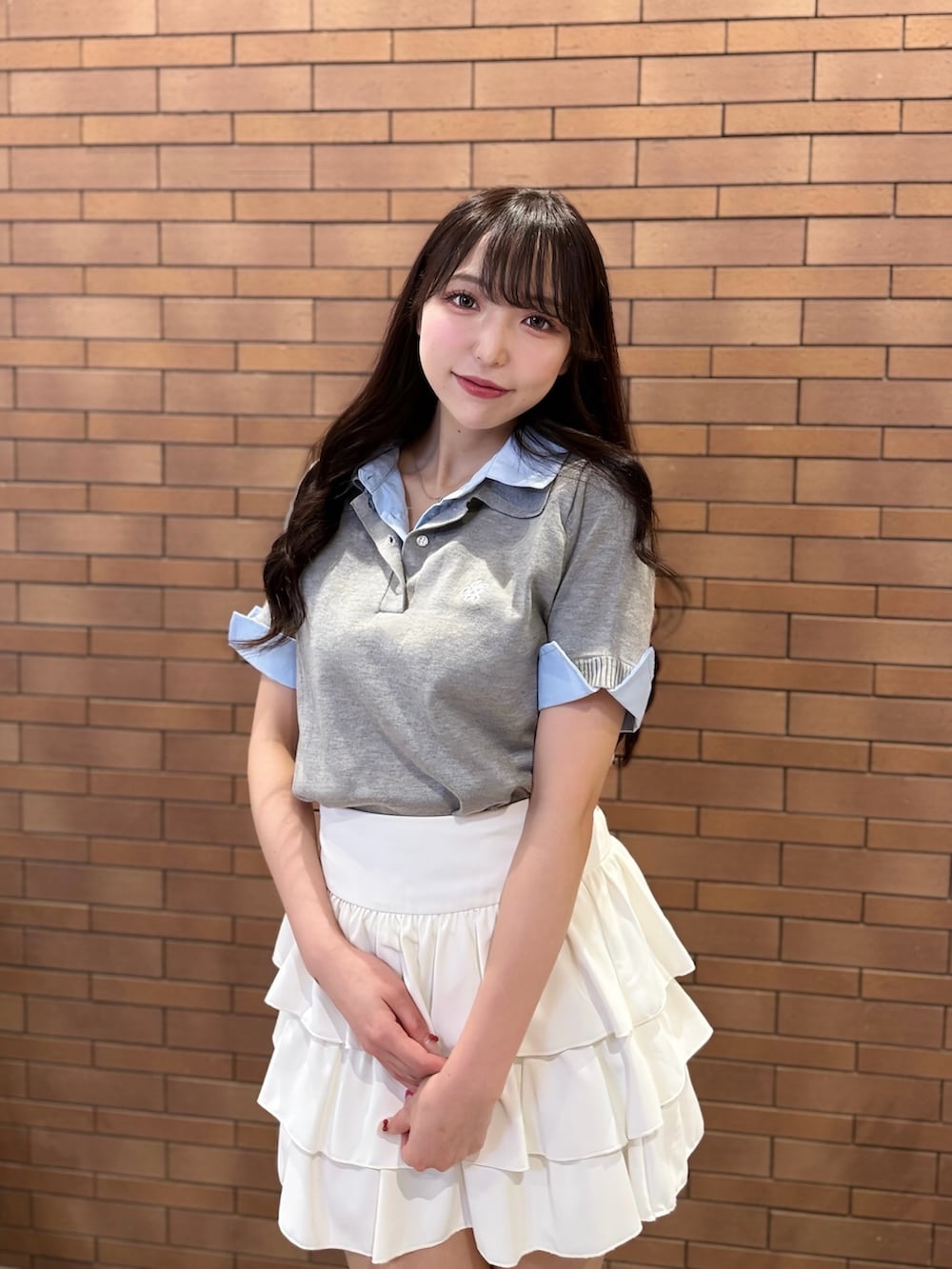 グレー系のニット/セーター、ホワイト系のスカート、ホワイト系のサンダルを着用したレディースの夏コーディネートの3枚目の写真