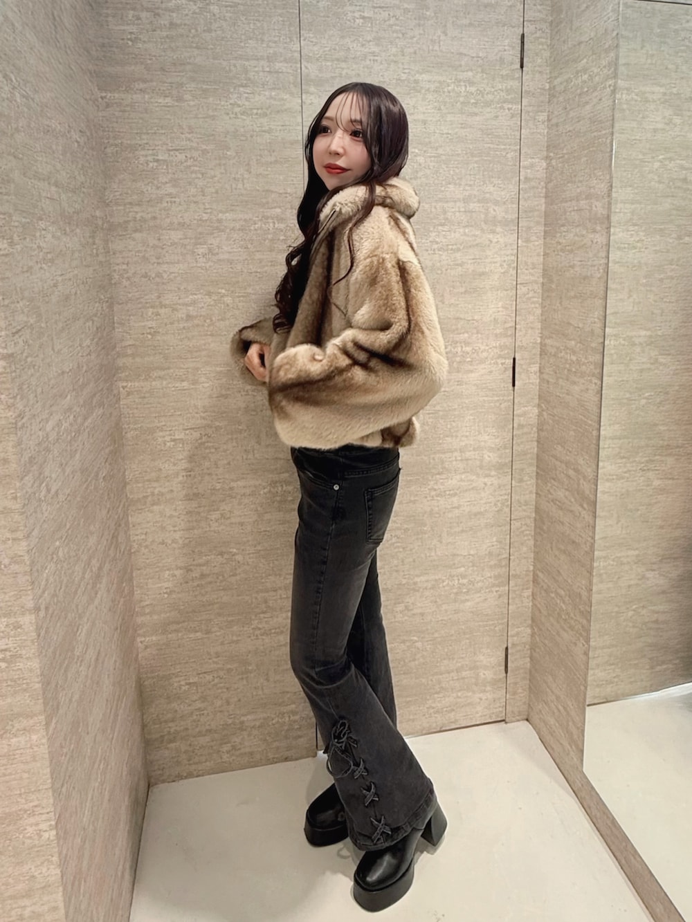 ベージュ系のその他アウター、ブラック系のTシャツ/カットソーを着用したレディースの秋コーディネートの3枚目の写真