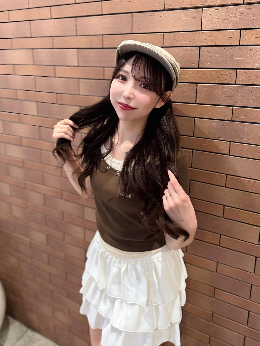 ブラウン系のTシャツ/カットソー、ホワイト系のスカート、ホワイト系のサンダルを着用したレディースの夏コーディネートの5枚目の写真