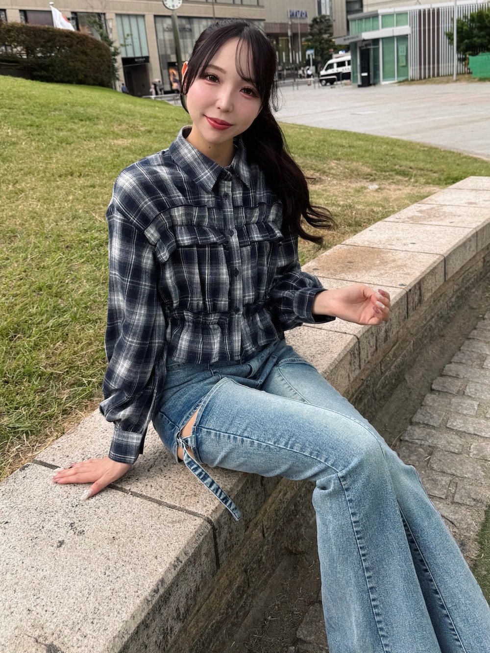 ブルー系のシャツ/ブラウス、ブルー系のデニムパンツ、ブラック系のハンドバッグを着用したレディースの秋コーディネートの4枚目の写真