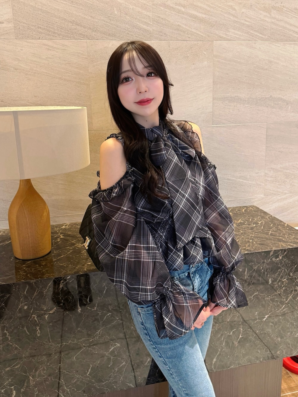 ブラック系のショルダーバッグ、ブラック系のシャツ/ブラウスを着用したレディースの秋コーディネートの5枚目の写真