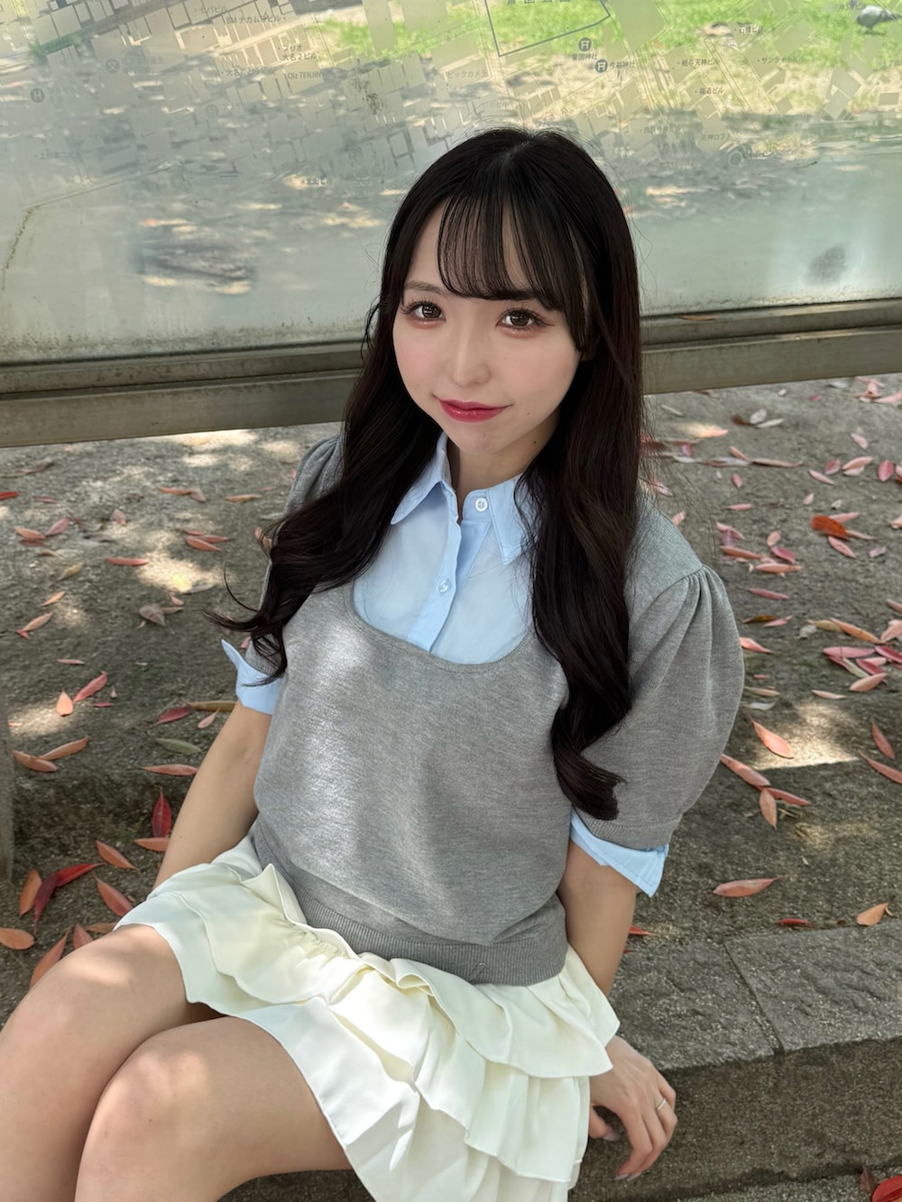 グレー系のニット/セーター、ホワイト系のスカート、ホワイト系のサンダルを着用したレディースの夏コーディネートの3枚目の写真