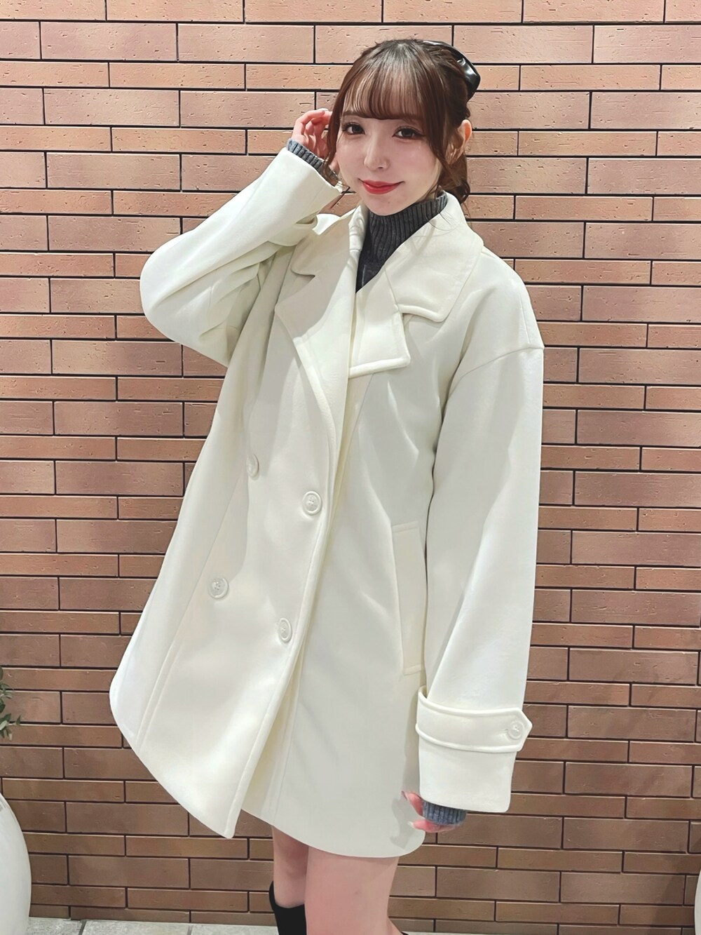 ホワイト系のその他アウター、ピンク系のストール/ショールを着用したレディースの秋コーディネートの2枚目の写真