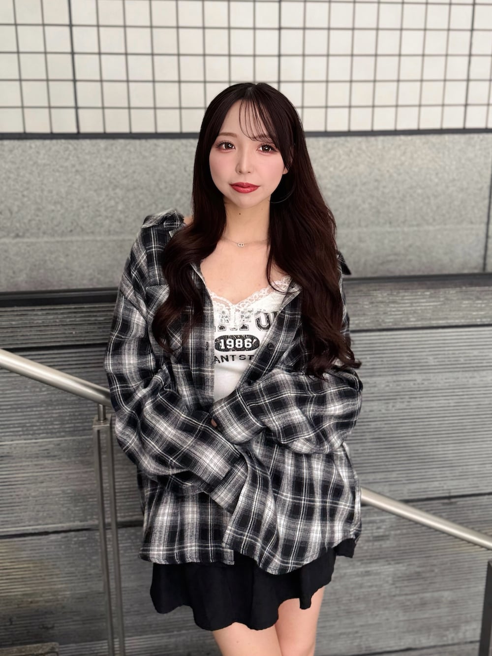 ブラック系のシャツ/ブラウス、ブラック系のスカート、ブラウン系のスニーカーを着用したレディースの秋コーディネートの5枚目の写真