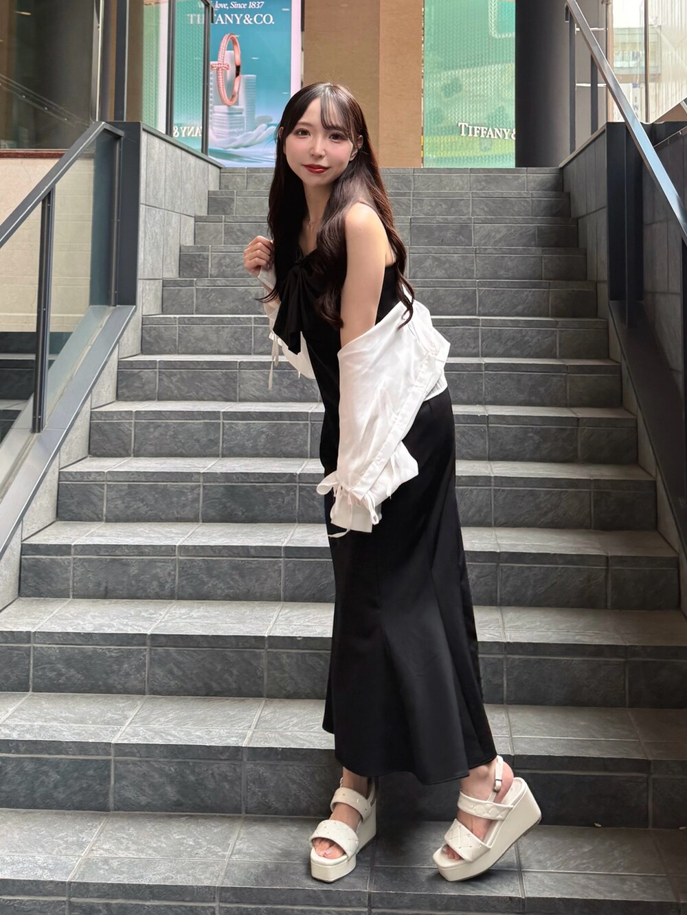 ブラック系のワンピース、ホワイト系のシャツ/ブラウス、ホワイト系のサンダルを着用したレディースの夏コーディネートの3枚目の写真
