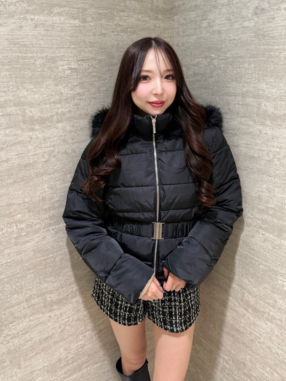 ブラック系のブーツ、ブラック系のその他パンツ、ブラック系のダウンジャケット/コートを着用したレディースの秋コーディネートの4枚目の写真