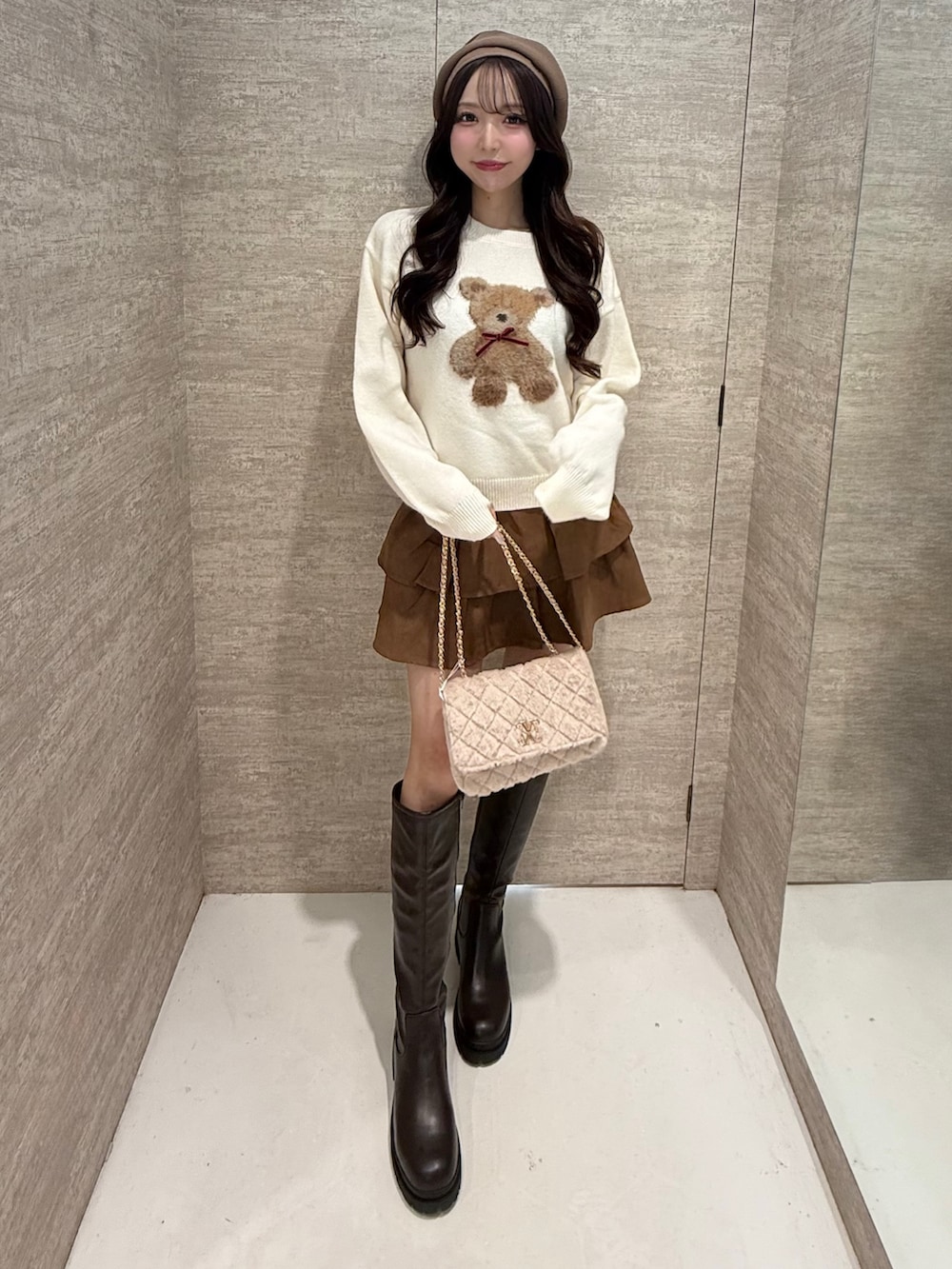 ホワイト系のニット/セーター、イエロー系のスカート、ベージュ系のショルダーバッグを着用したレディースの秋コーディネートの3枚目の写真