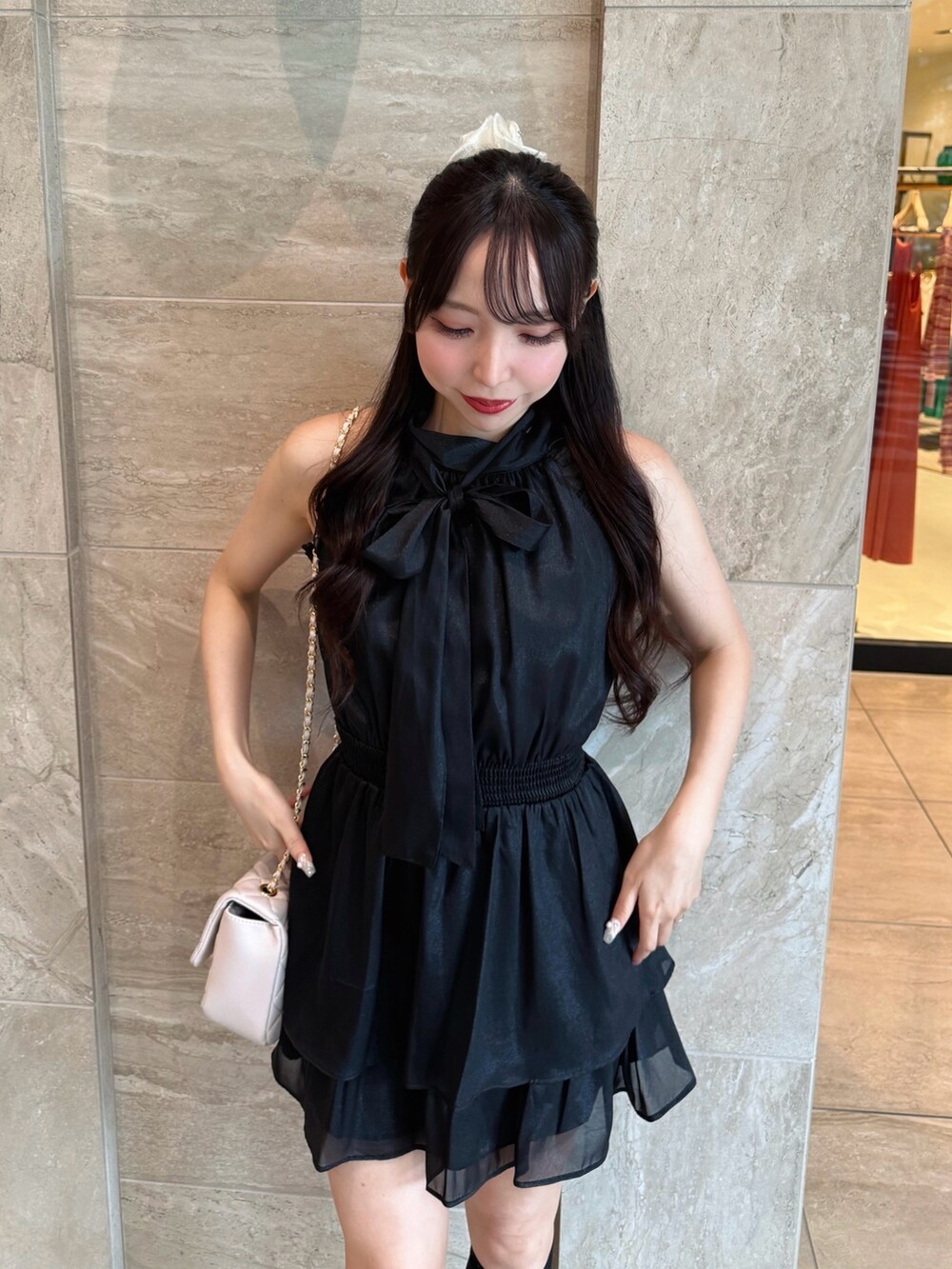 ブラック系のワンピース、ホワイト系のショルダーバッグを着用したレディースの夏コーディネートの5枚目の写真