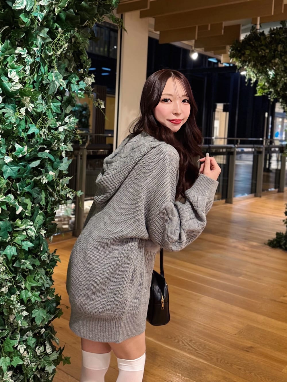 グレー系のパーカー、ベージュ系のブーツを着用したレディースの冬コーディネートの7枚目の写真