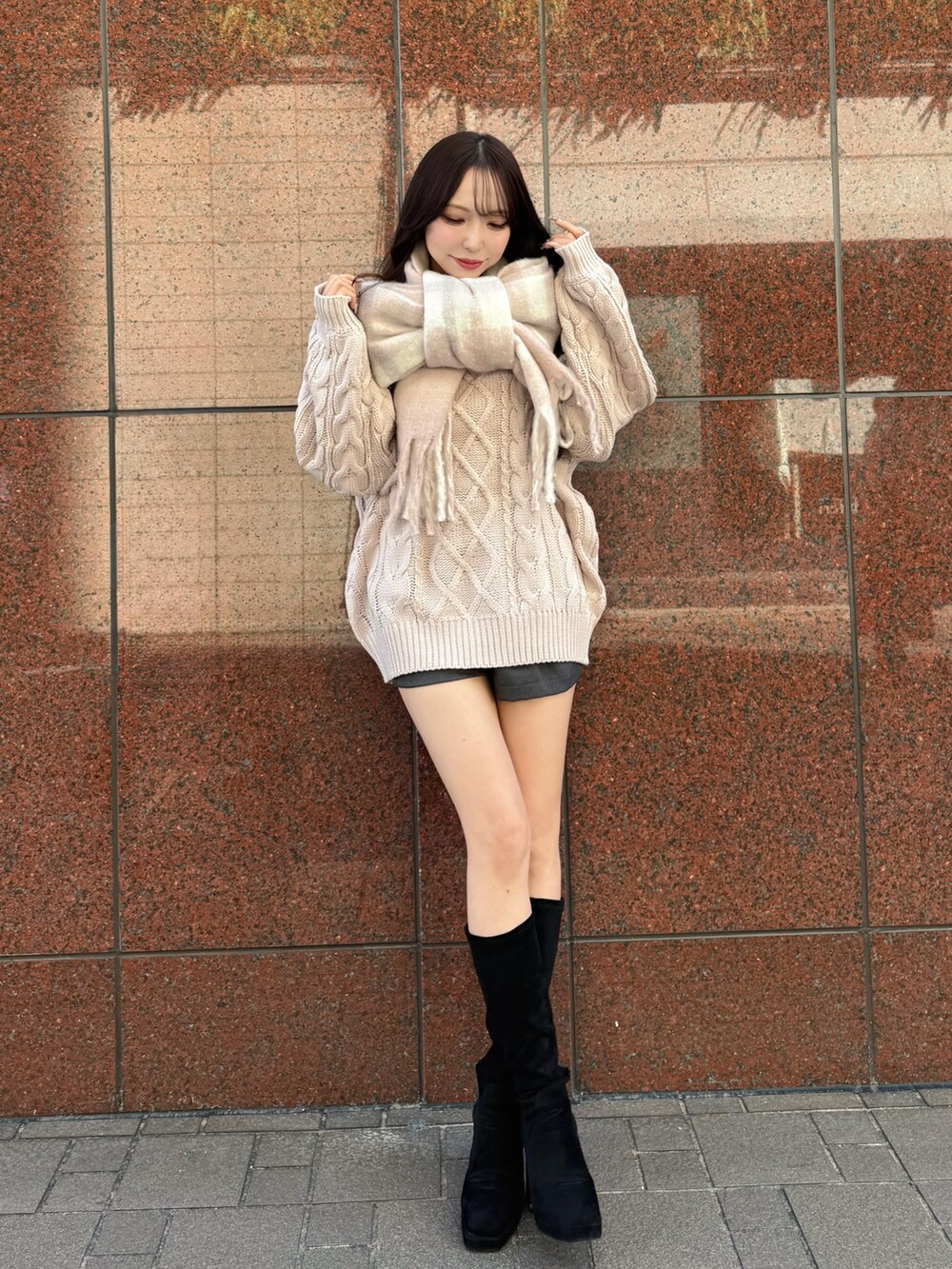 ピンク系のニット/セーター、グレー系のその他パンツ、ピンク系のストール/ショールを着用したレディースの秋コーディネートの2枚目の写真