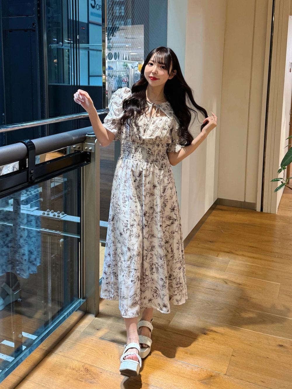 ホワイト系のワンピース、ホワイト系のサンダルを着用したレディースの夏コーディネートの5枚目の写真