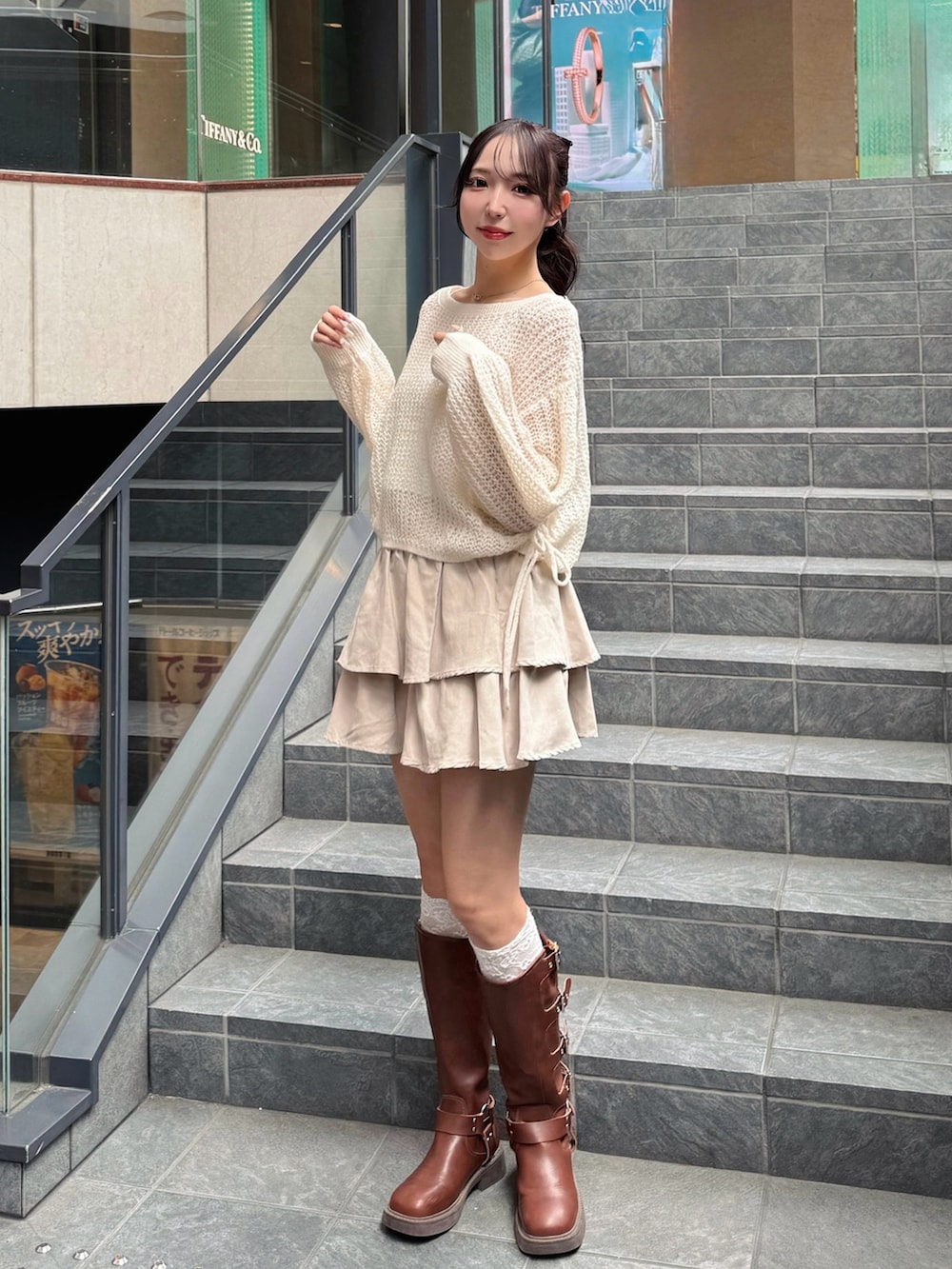 ホワイト系のニット/セーター、ホワイト系のキャミソール、ホワイト系のスカートを着用したレディースの秋コーディネートの2枚目の写真