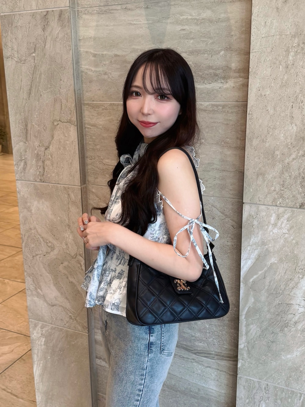ブルー系のデニムパンツ、ホワイト系のシャツ/ブラウス、ホワイト系のサンダルを着用したレディースの夏コーディネートの9枚目の写真