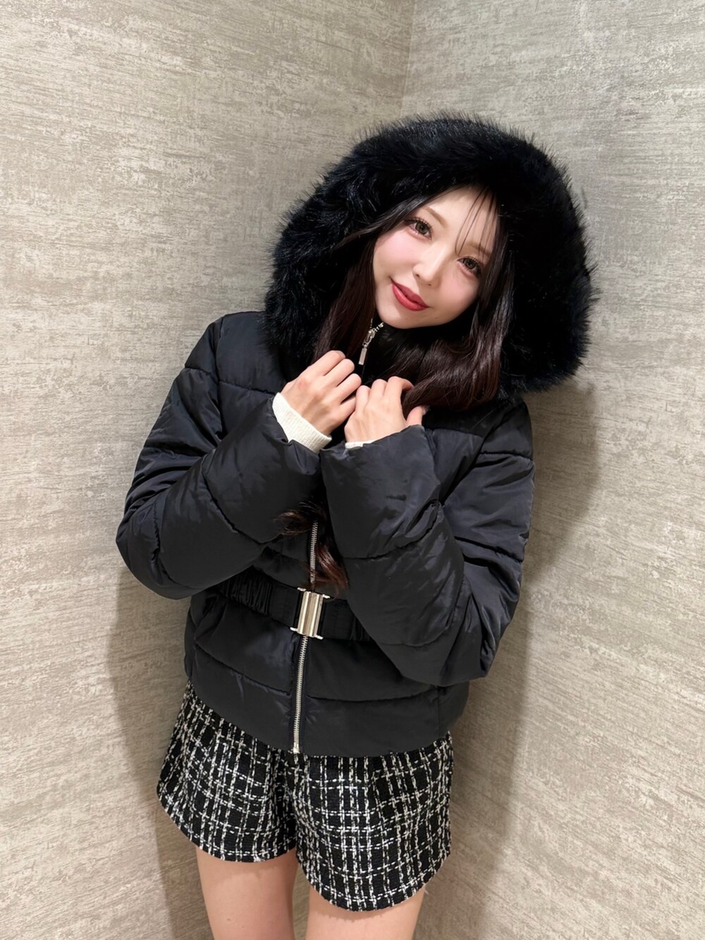 ブラック系のブーツ、ブラック系のその他パンツ、ブラック系のダウンジャケット/コートを着用したレディースの秋コーディネートの6枚目の写真