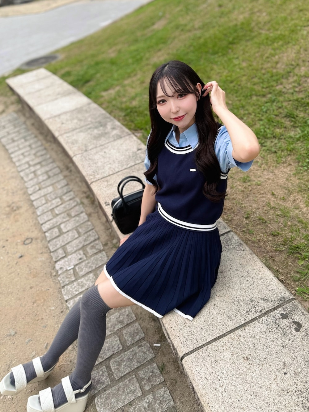 ブルー系のセットアップ、ブルー系のシャツ/ブラウス、ブラック系のハンドバッグを着用したレディースの夏コーディネートの5枚目の写真