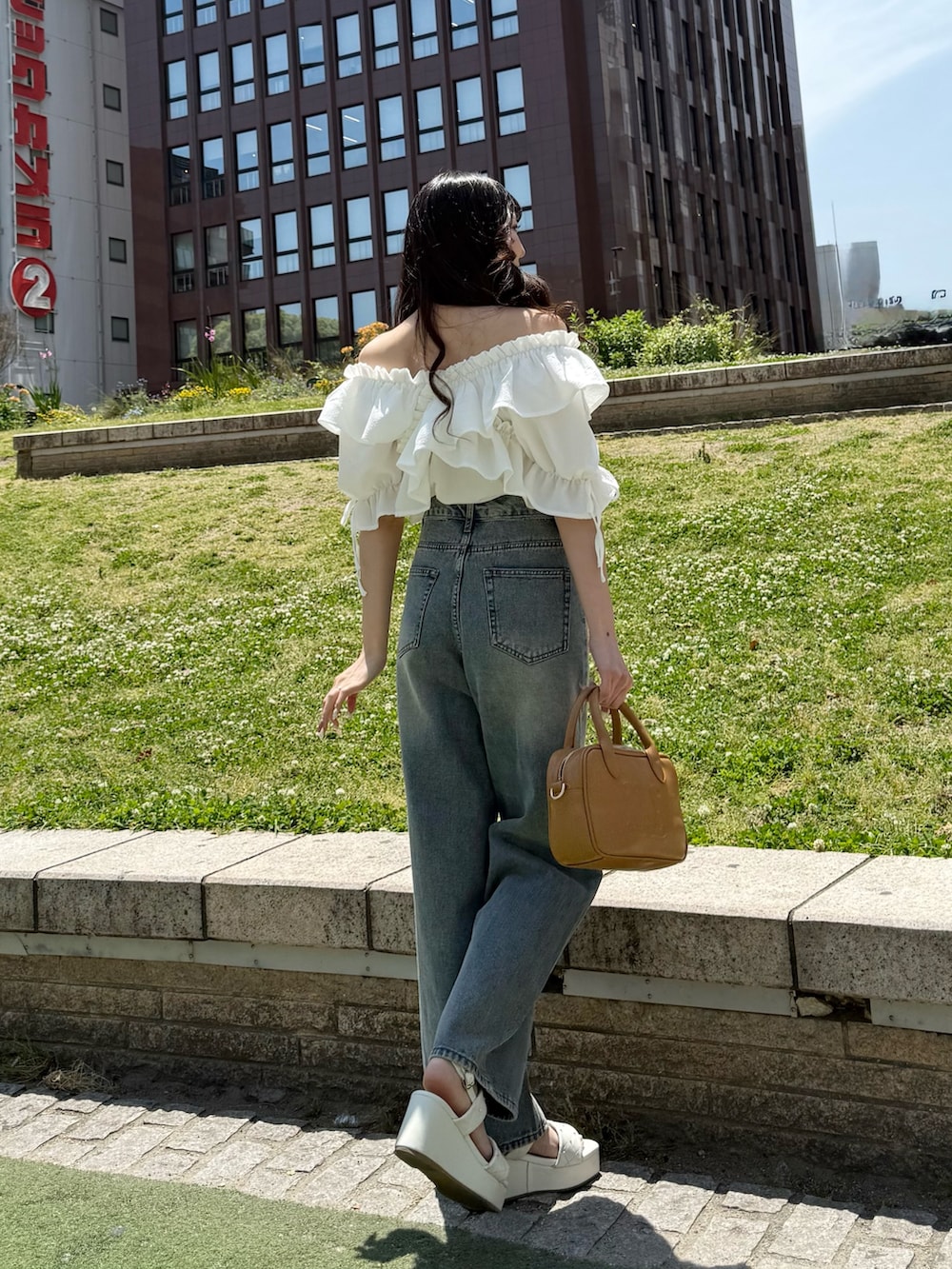 ホワイト系のシャツ/ブラウス、ブルー系のデニムパンツ、イエロー系のハンドバッグを着用したレディースの春コーディネートの2枚目の写真