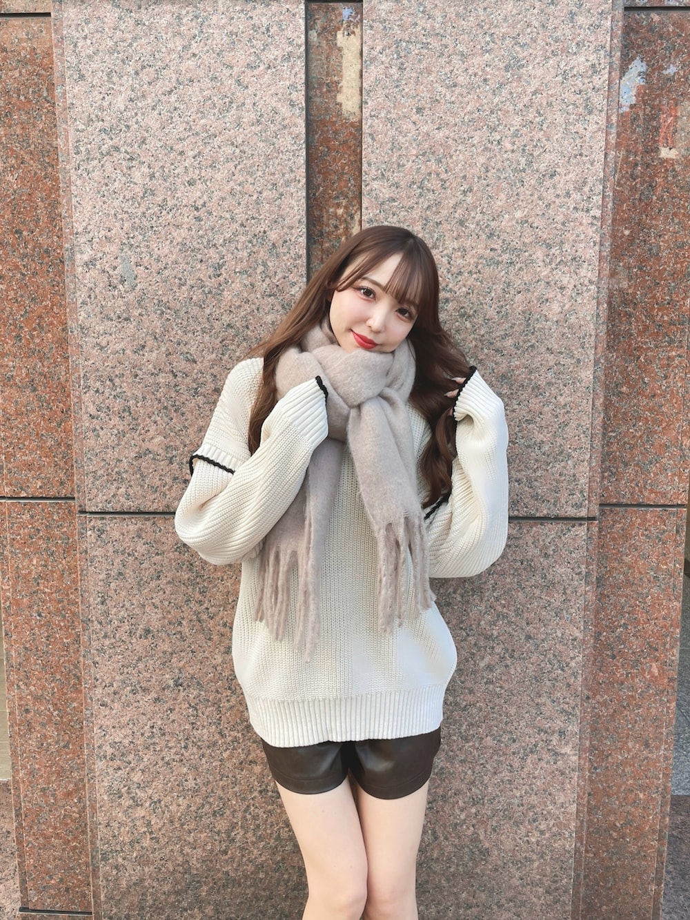 ベージュ系のニット/セーター、ブラウン系のその他パンツ、ベージュ系のストール/ショールを着用したレディースの秋コーディネートの3枚目の写真