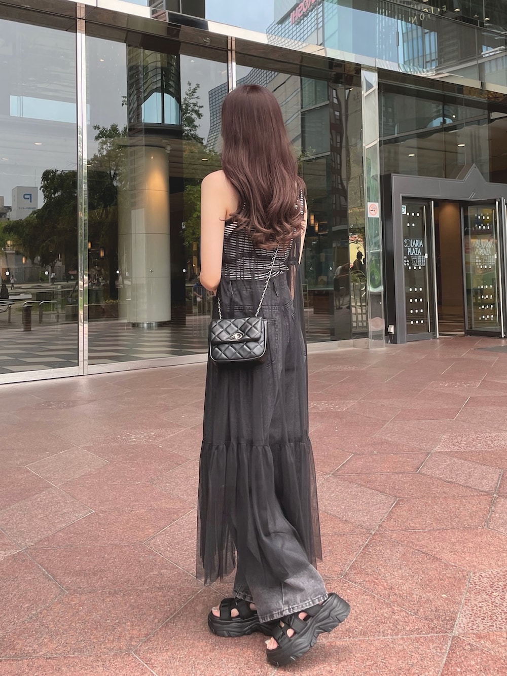 その他のタンクトップ、ブラック系のワンピース、グレー系のデニムパンツを着用したレディースの夏コーディネートの4枚目の写真