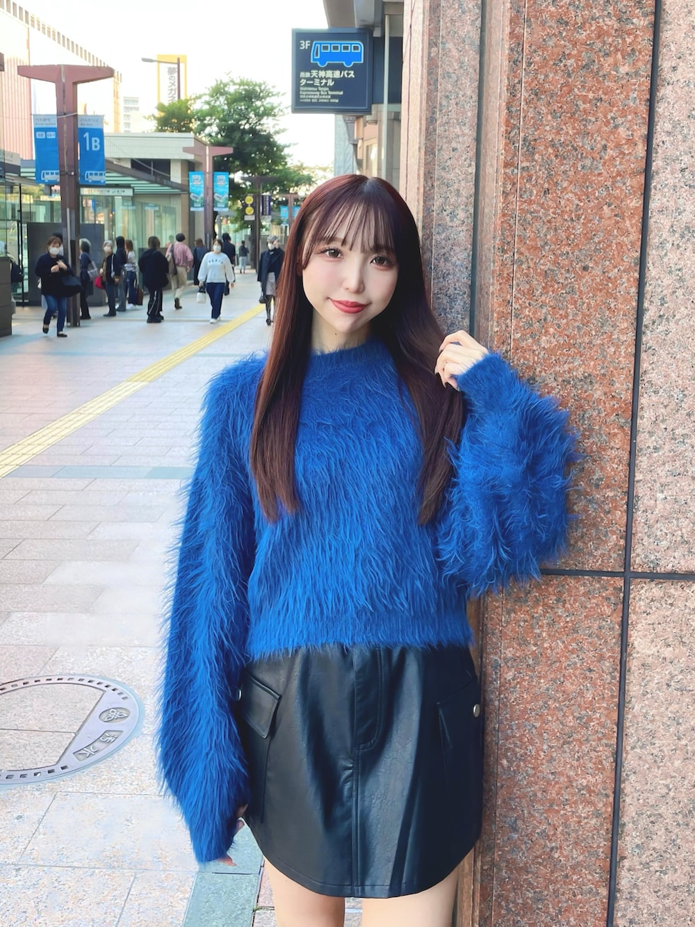 ブラック系のスカート、ブルー系のニット/セーターを着用したレディースの冬コーディネートの2枚目の写真