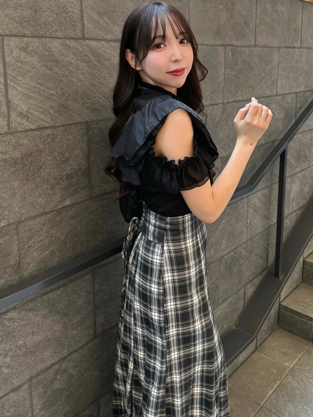 ブラック系のワンピース、ホワイト系のサンダル、ブラック系のショルダーバッグを着用したレディースの夏コーディネートの4枚目の写真