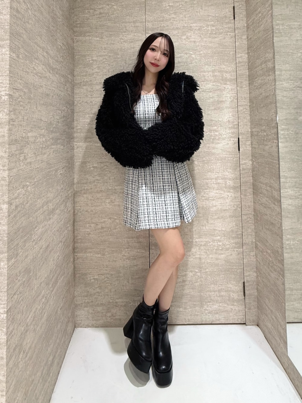 ブラック系のブルゾン、ホワイト系のワンピースを着用したレディースの秋コーディネートの2枚目の写真