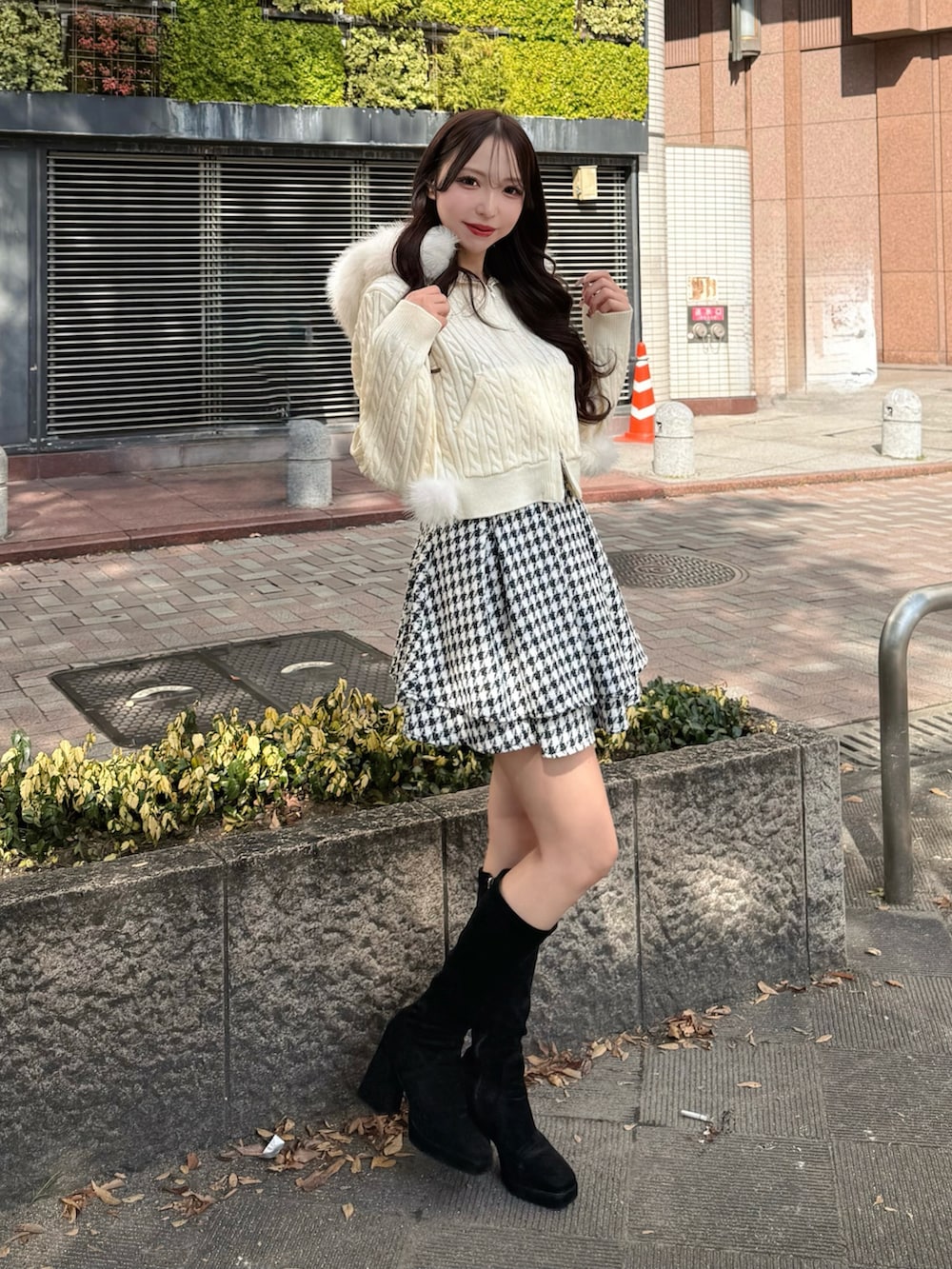 ホワイト系のパーカー、その他のスカートを着用したレディースの秋コーディネートの3枚目の写真