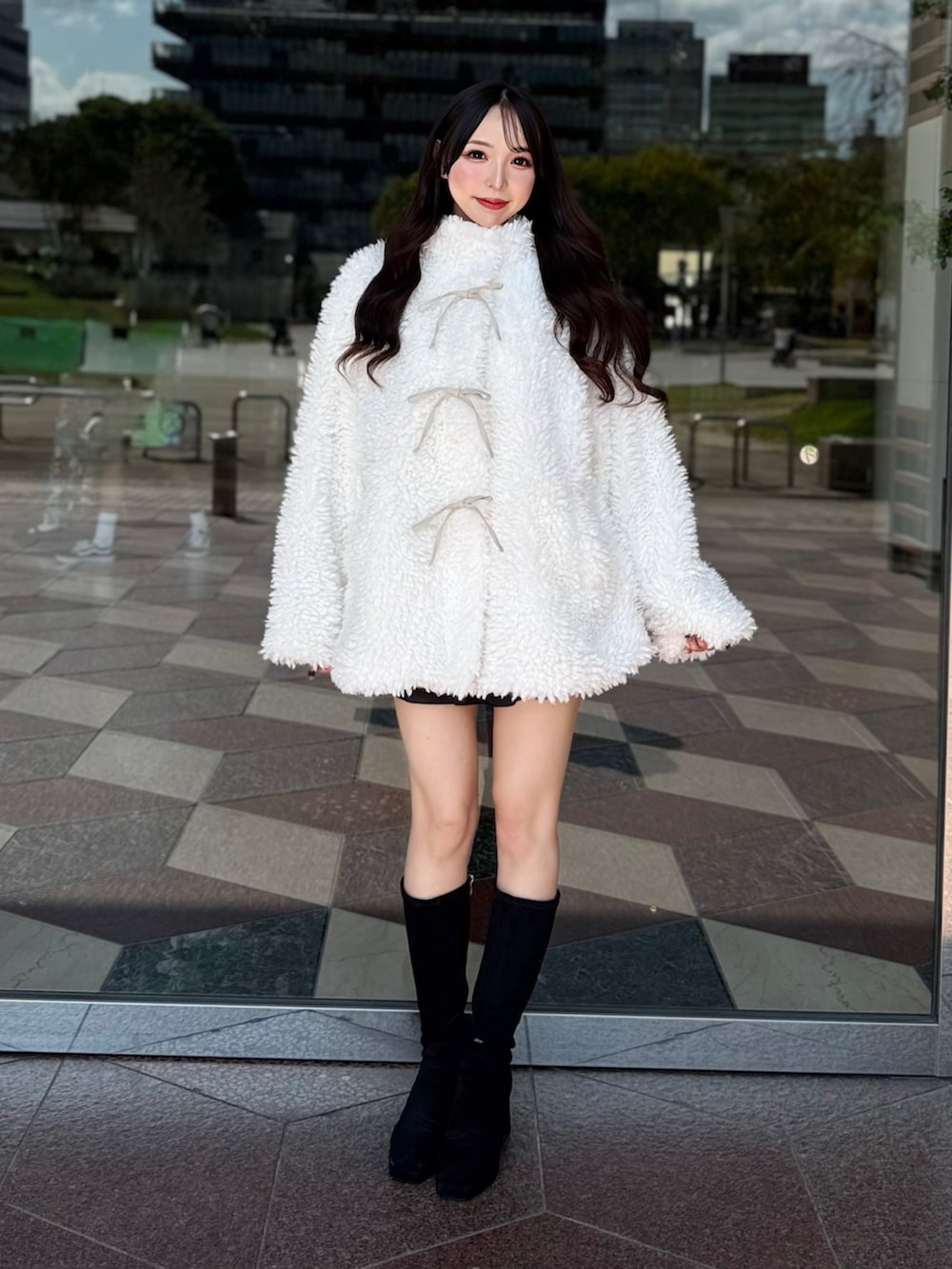 ホワイト系のブルゾンを着用したレディースの秋コーディネートの2枚目の写真