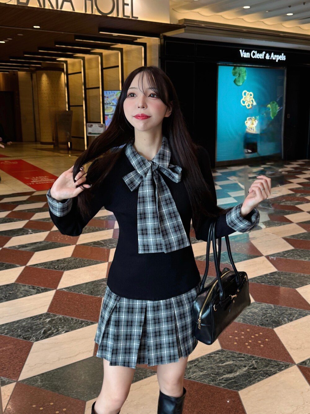 ブラック系のワンピース、ブラック系のハンドバッグを着用したレディースの秋コーディネートの7枚目の写真