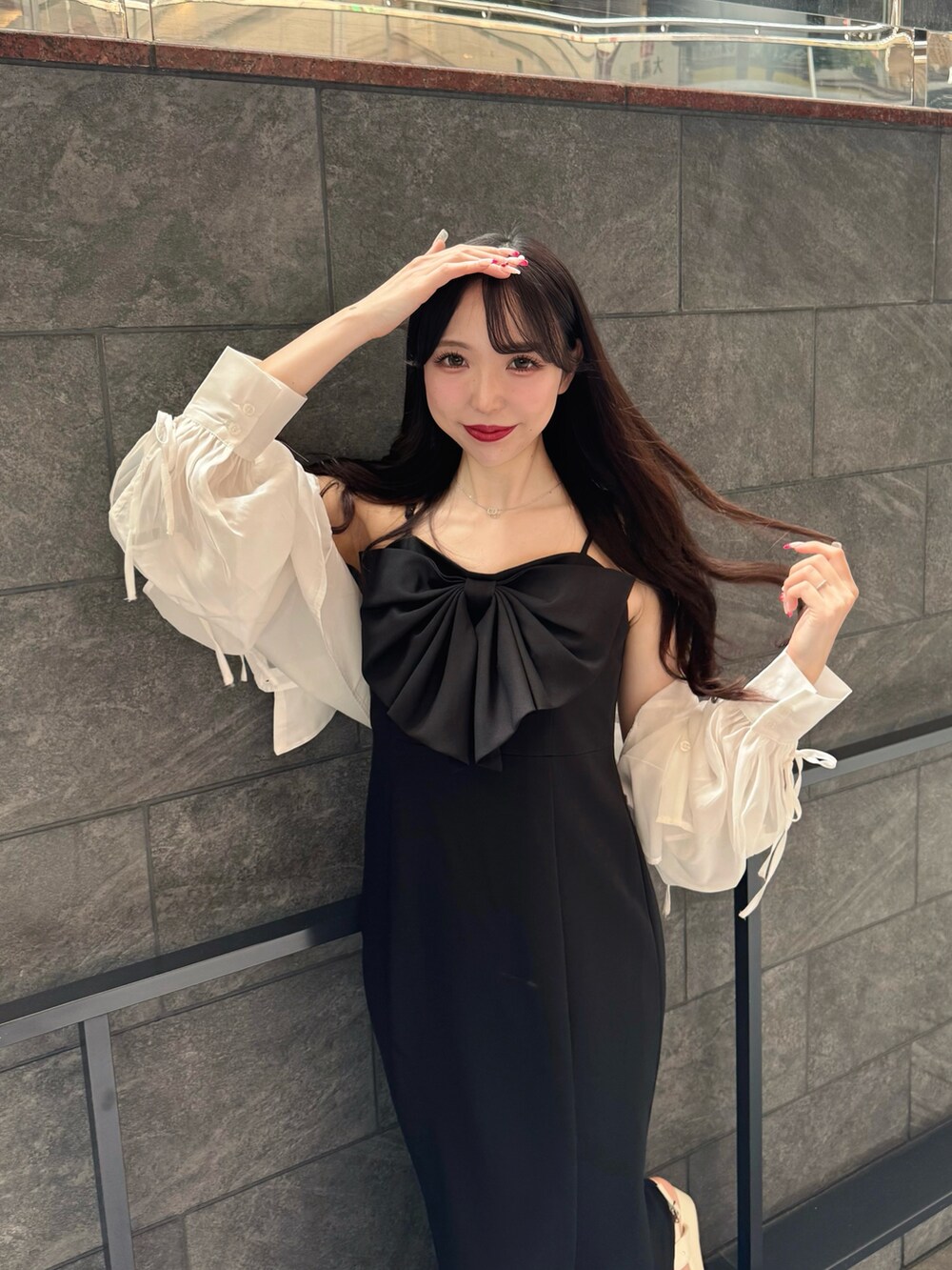 ブラック系のワンピース、ホワイト系のシャツ/ブラウス、ホワイト系のサンダルを着用したレディースの夏コーディネートの6枚目の写真