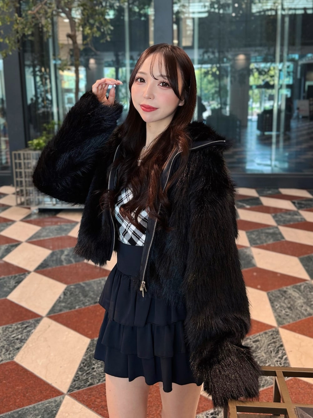 ブラック系のブルゾン、ブラック系のニット/セーター、ブラック系のスカートを着用したレディースの秋コーディネートの5枚目の写真