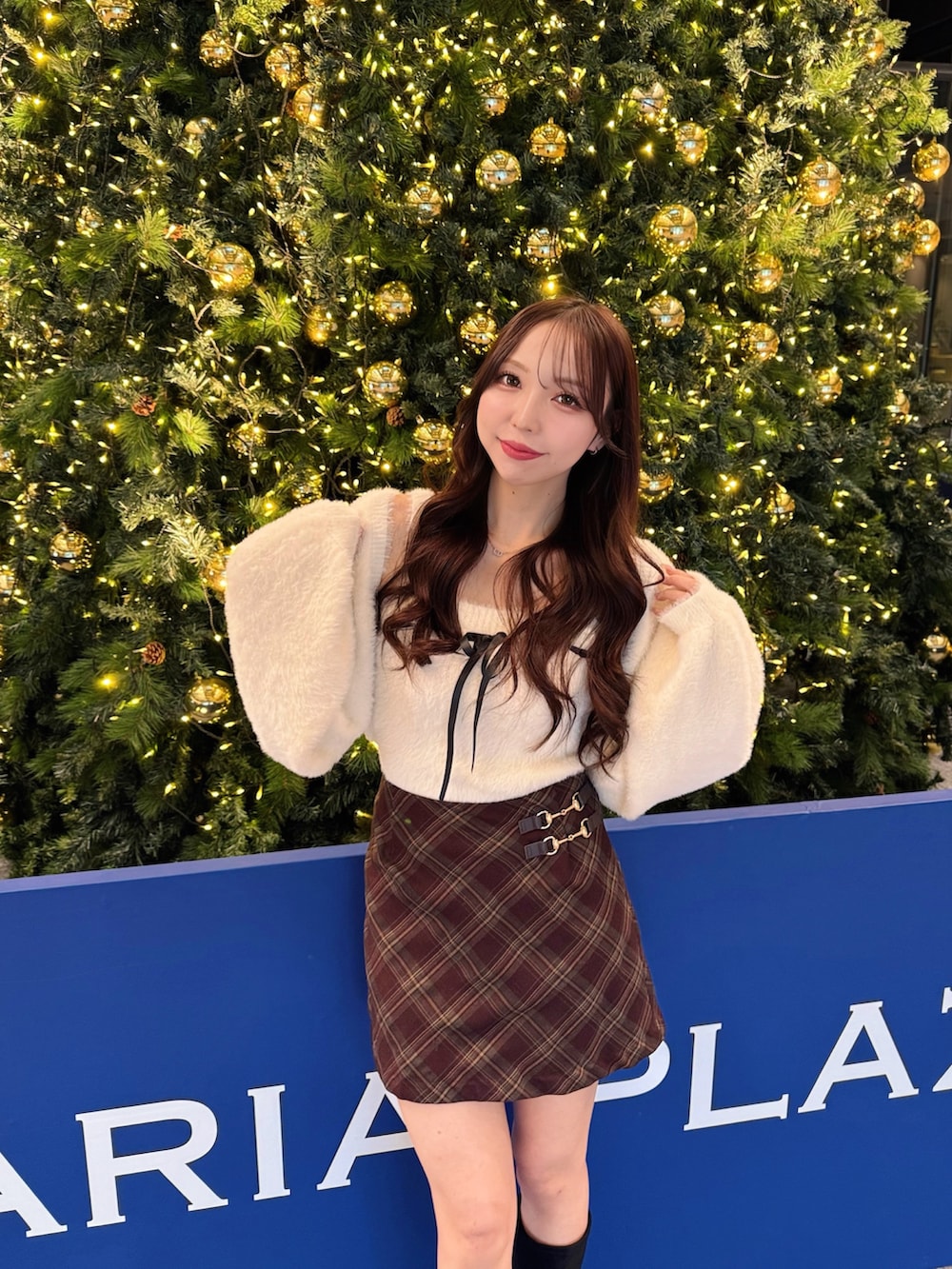 ホワイト系のカーディガン/ボレロ、レッド系のスカートを着用したレディースの冬コーディネートの5枚目の写真