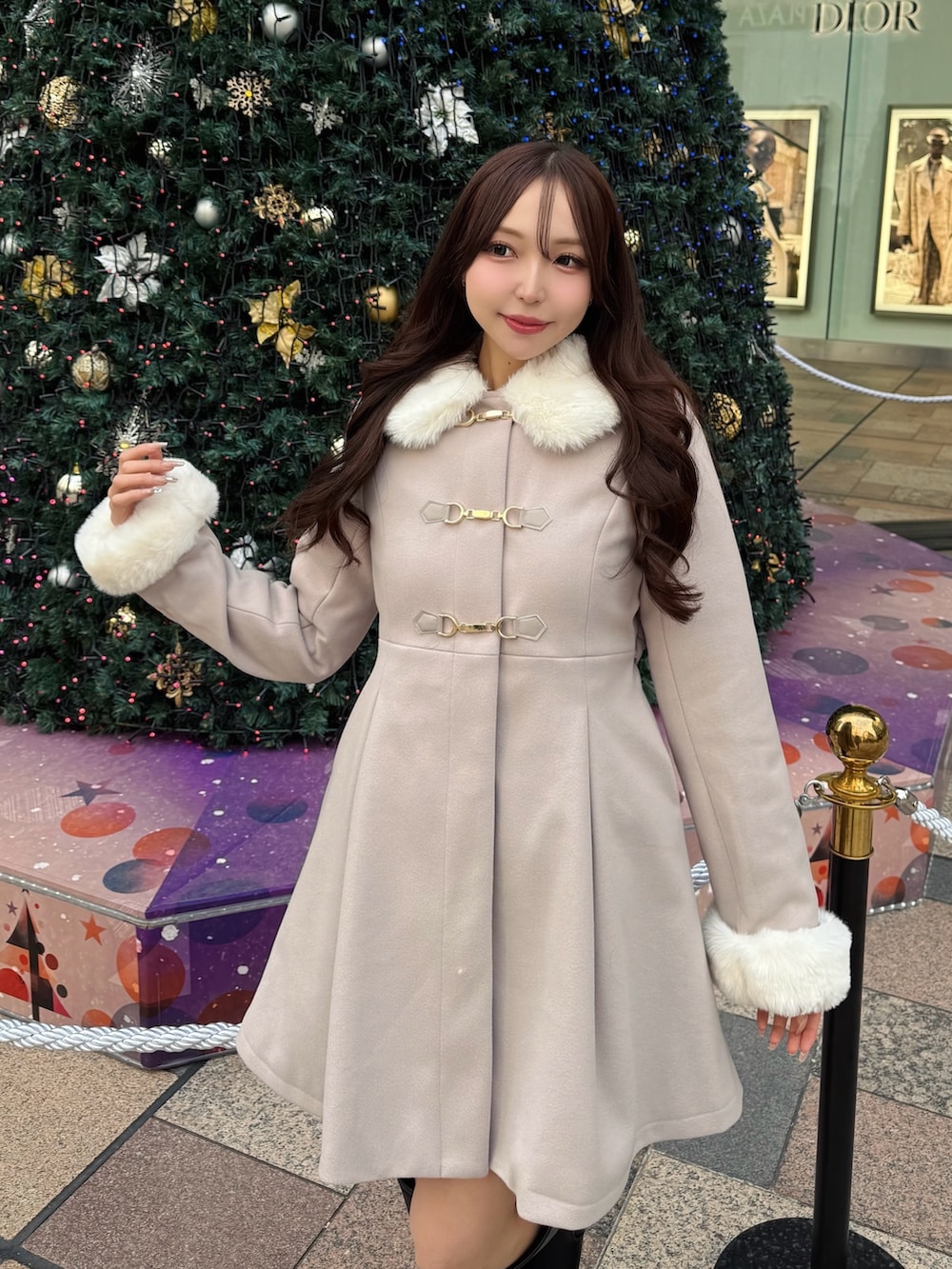 ピンク系のその他アウター、ブラック系のブーツを着用したレディースの冬コーディネートの7枚目の写真