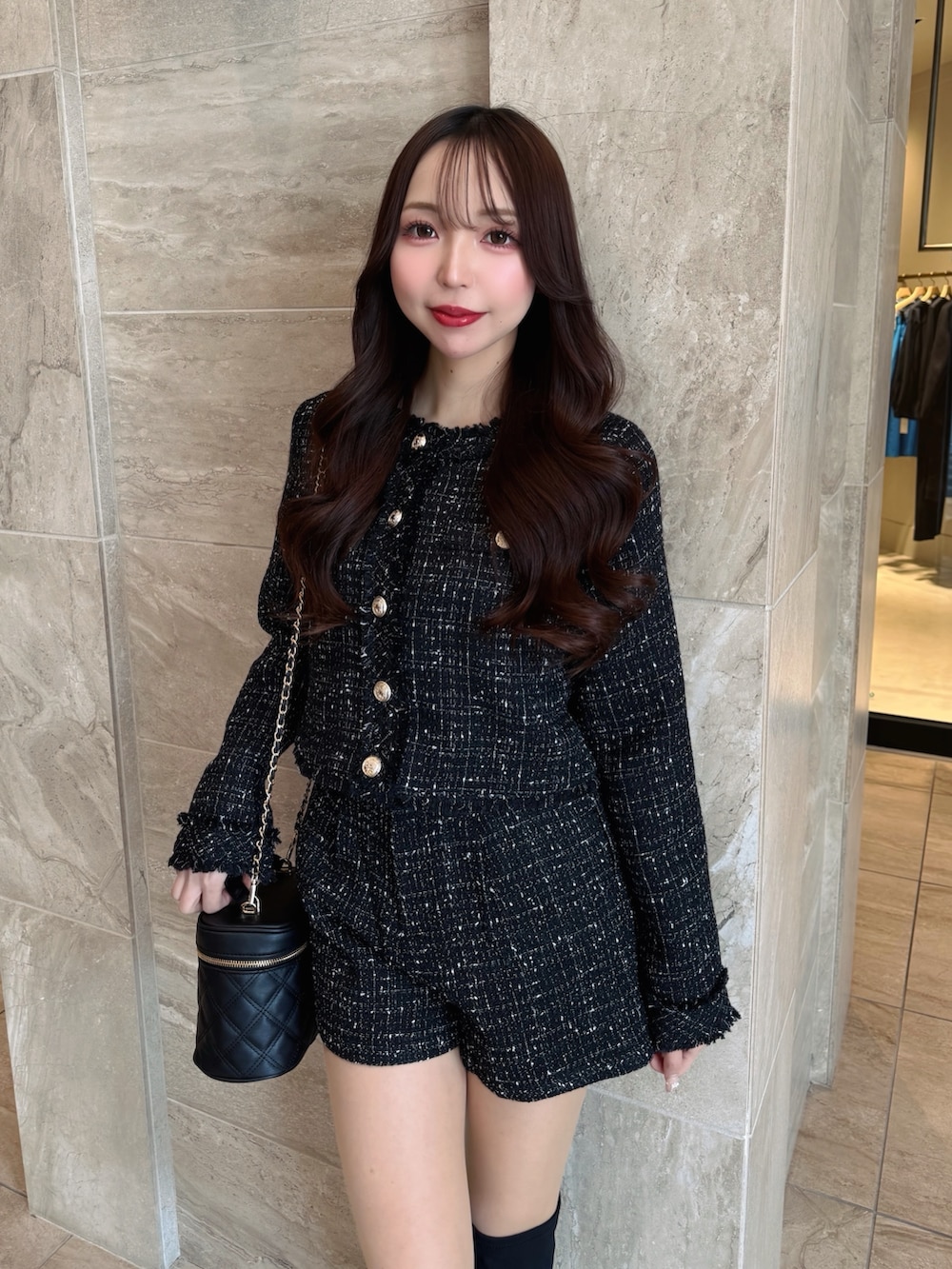 ブラック系のブルゾン、ブラック系のショルダーバッグ、ブラック系のその他パンツを着用したレディースの冬コーディネートの4枚目の写真