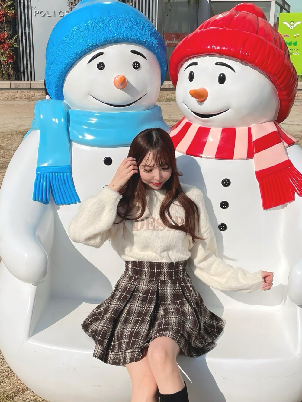 ベージュ系のニット/セーター、ブラウン系のスカートを着用したレディースの冬コーディネートの2枚目の写真