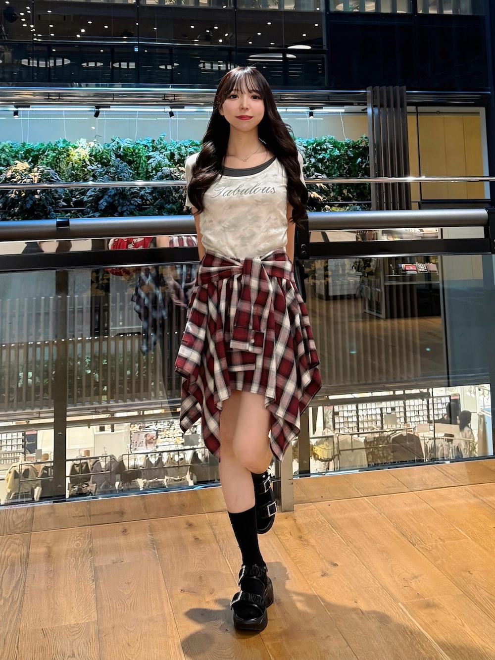 ホワイト系のTシャツ/カットソー、レッド系のスカート、ブラック系のサンダルを着用したレディースの夏コーディネートの3枚目の写真