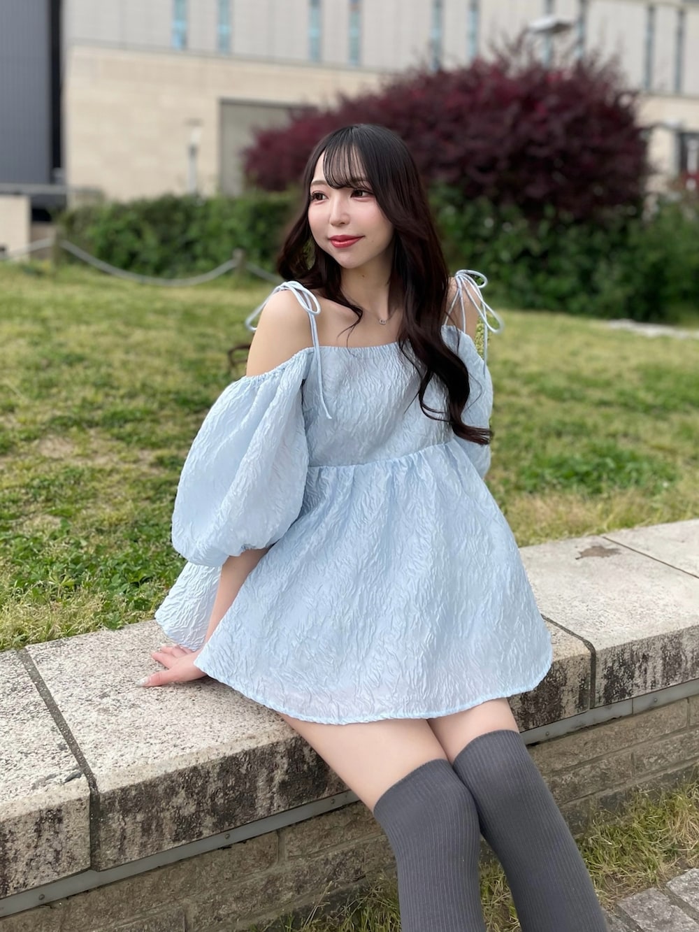 ブルー系のシャツ/ブラウス、グレー系のその他パンツを着用したレディースの春コーディネートの3枚目の写真