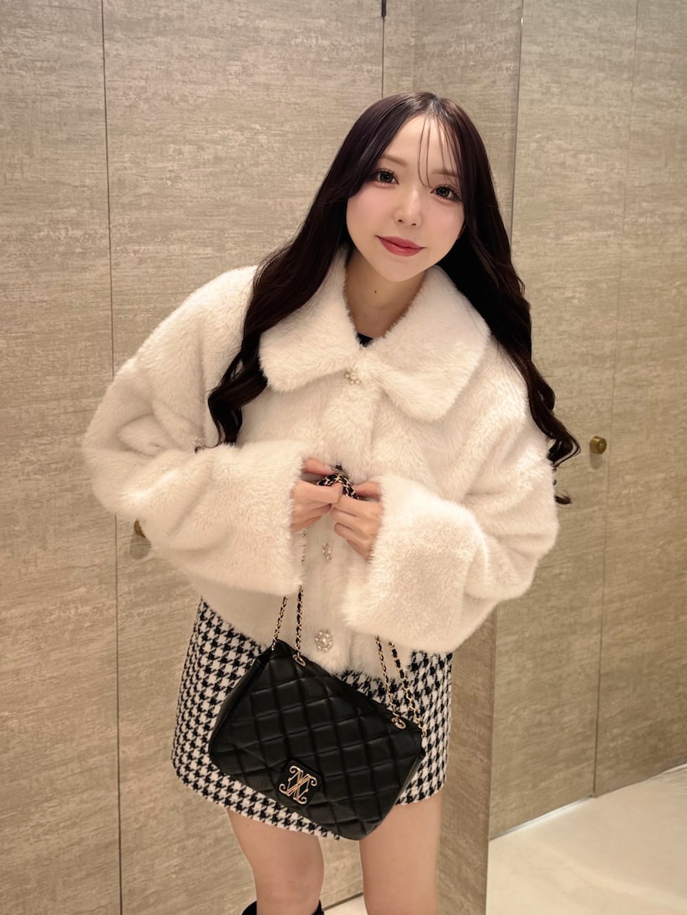 ホワイト系のブルゾン、その他のスカート、ブラック系のブーツを着用したレディースの秋コーディネートの3枚目の写真