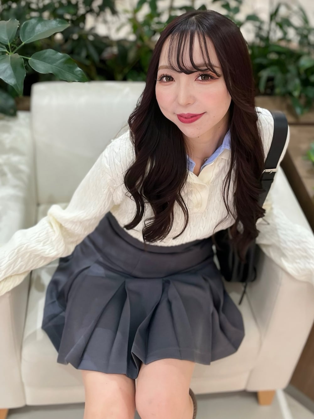 ホワイト系のニット/セーター、グレー系のスカート、ブラック系のローファーを着用したレディースの春コーディネートの4枚目の写真