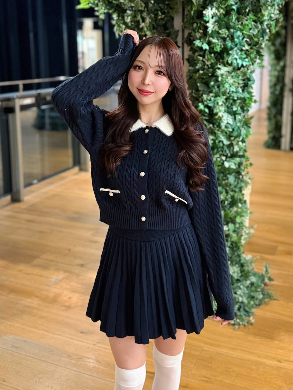 ブルー系のカーディガン/ボレロを着用したレディースの冬コーディネートの3枚目の写真