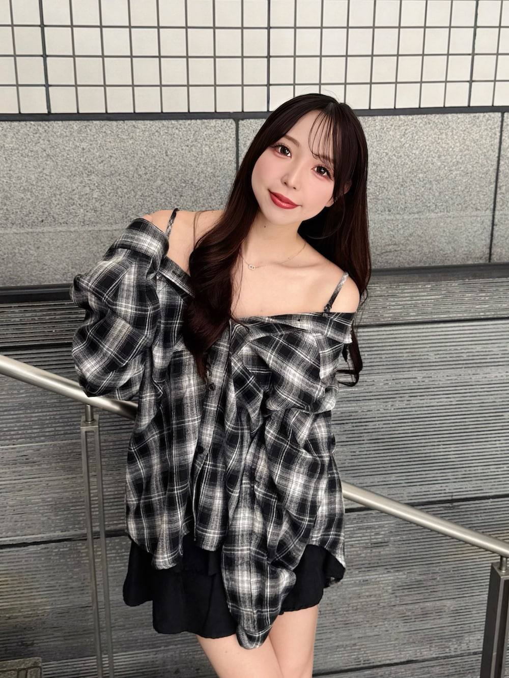 ブラック系のシャツ/ブラウス、ブラック系のスカート、ブラウン系のスニーカーを着用したレディースの秋コーディネートの6枚目の写真